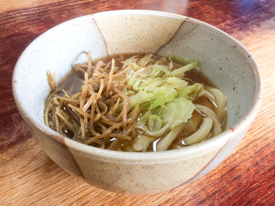 民家の佇まいの美しくリフォームされた店舗。香るすりだねが美味。吉田のうどんしんたく。