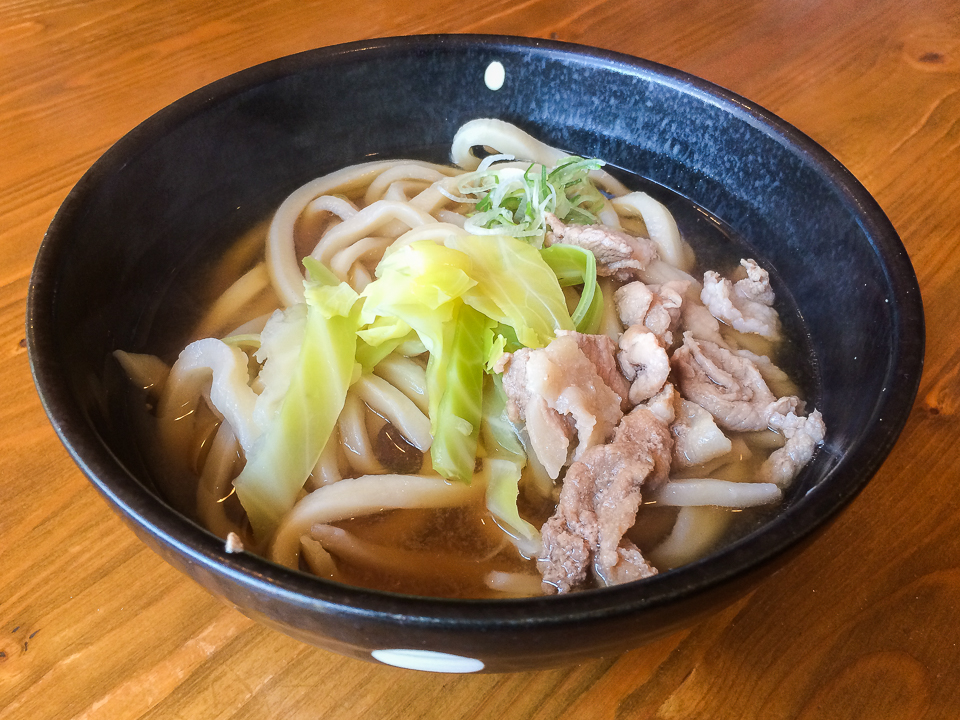 太くもっさりした吉田麺が食べられる富士吉田うどん　サファイ屋