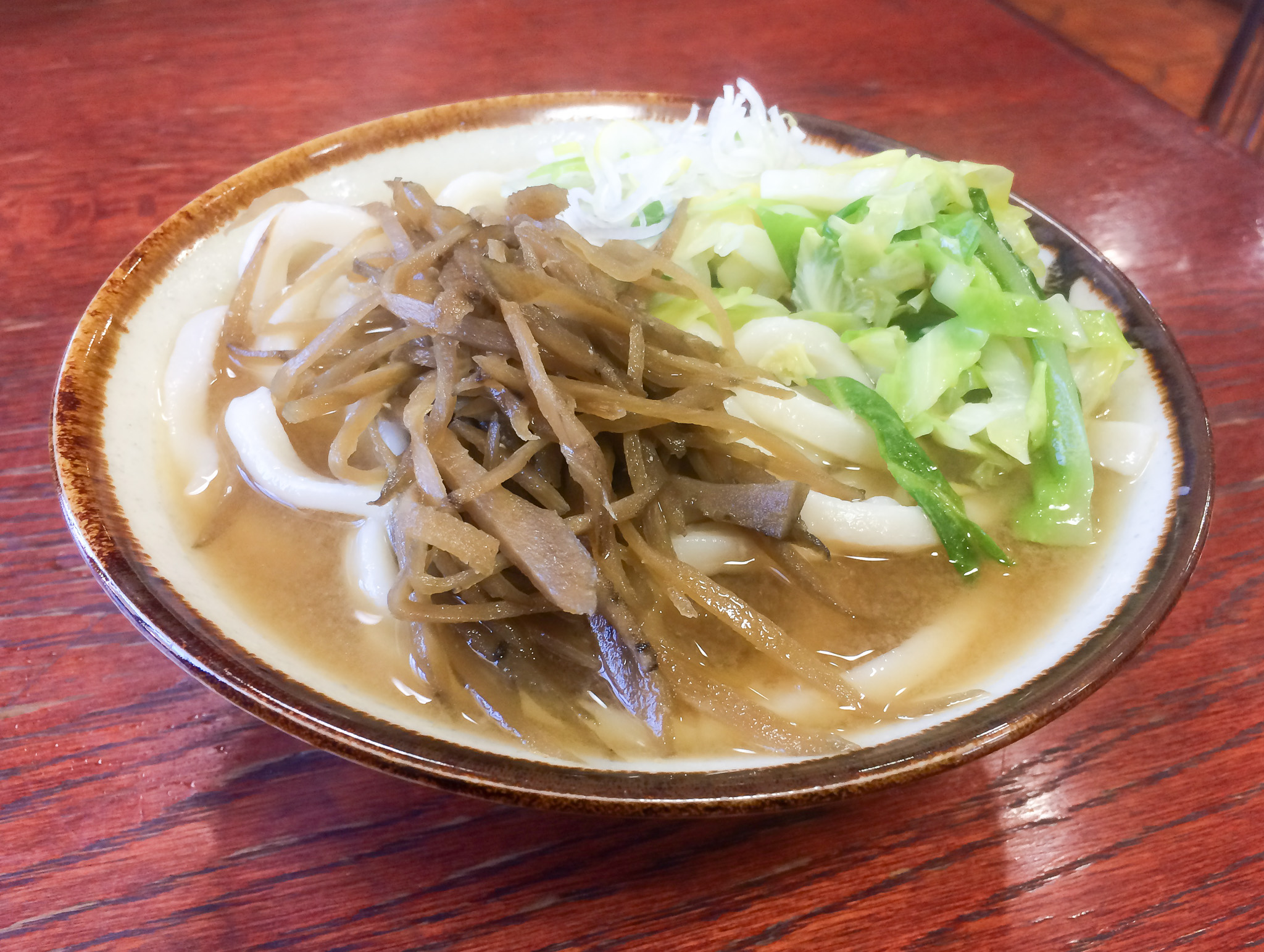 古いスナックで食べる吉田のうどん。てっちゃんうどん。