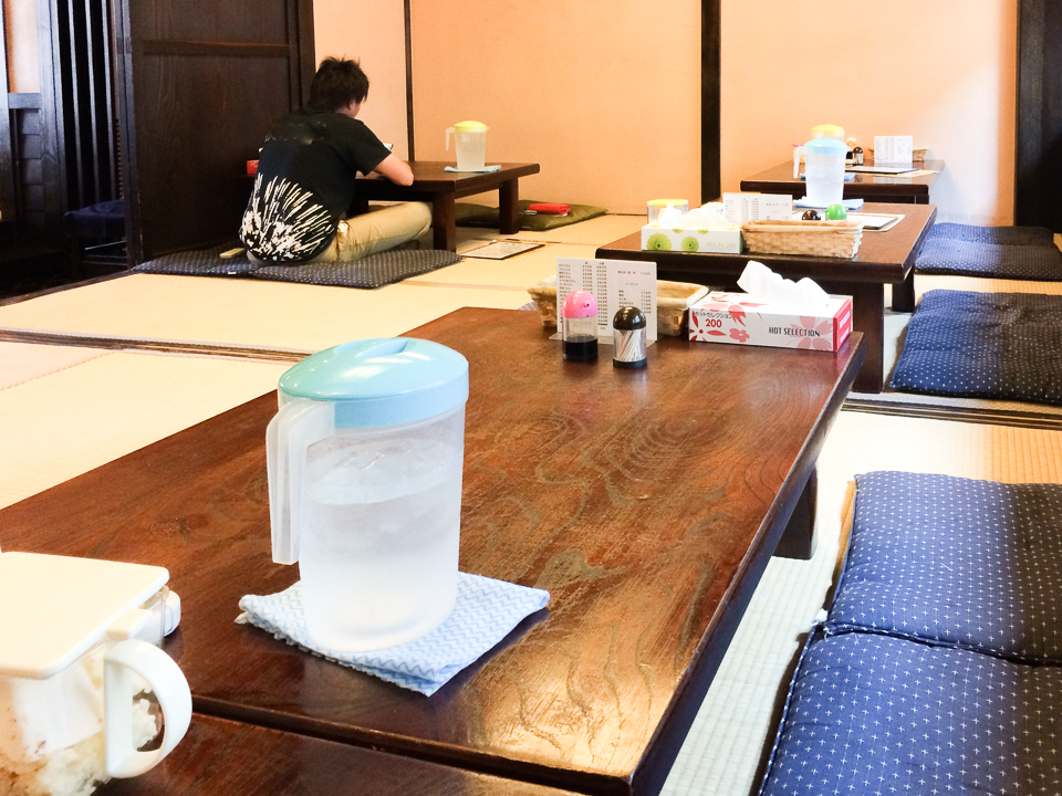 吉田のうどん キッチン喰らう 店内