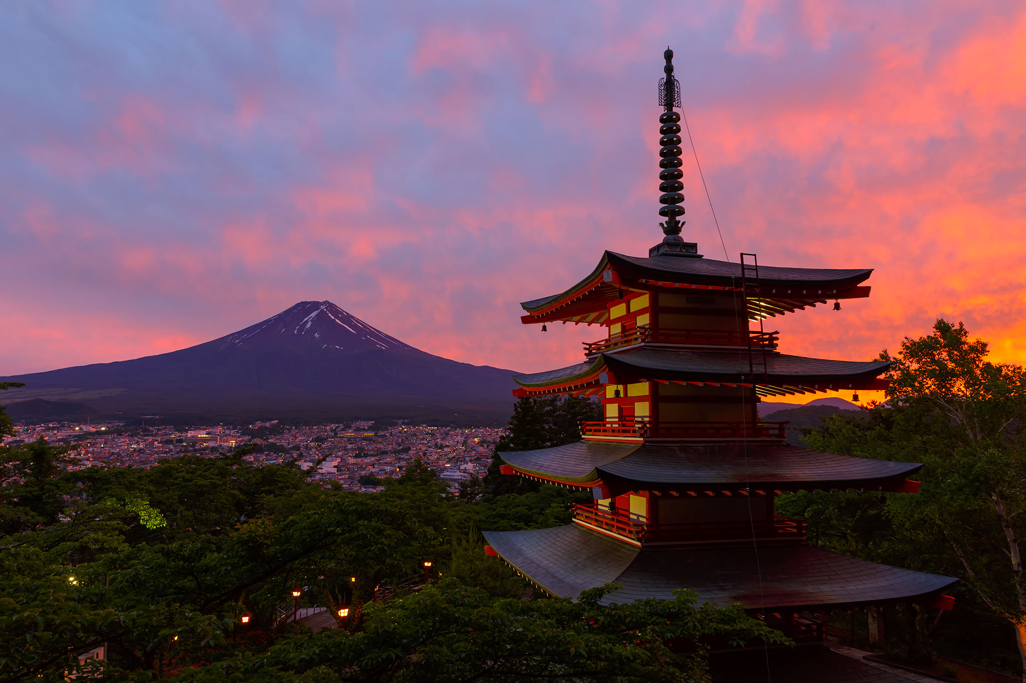 富士山フリー写真素材 富士吉田市新倉山浅間公園（忠霊塔）からの富士山