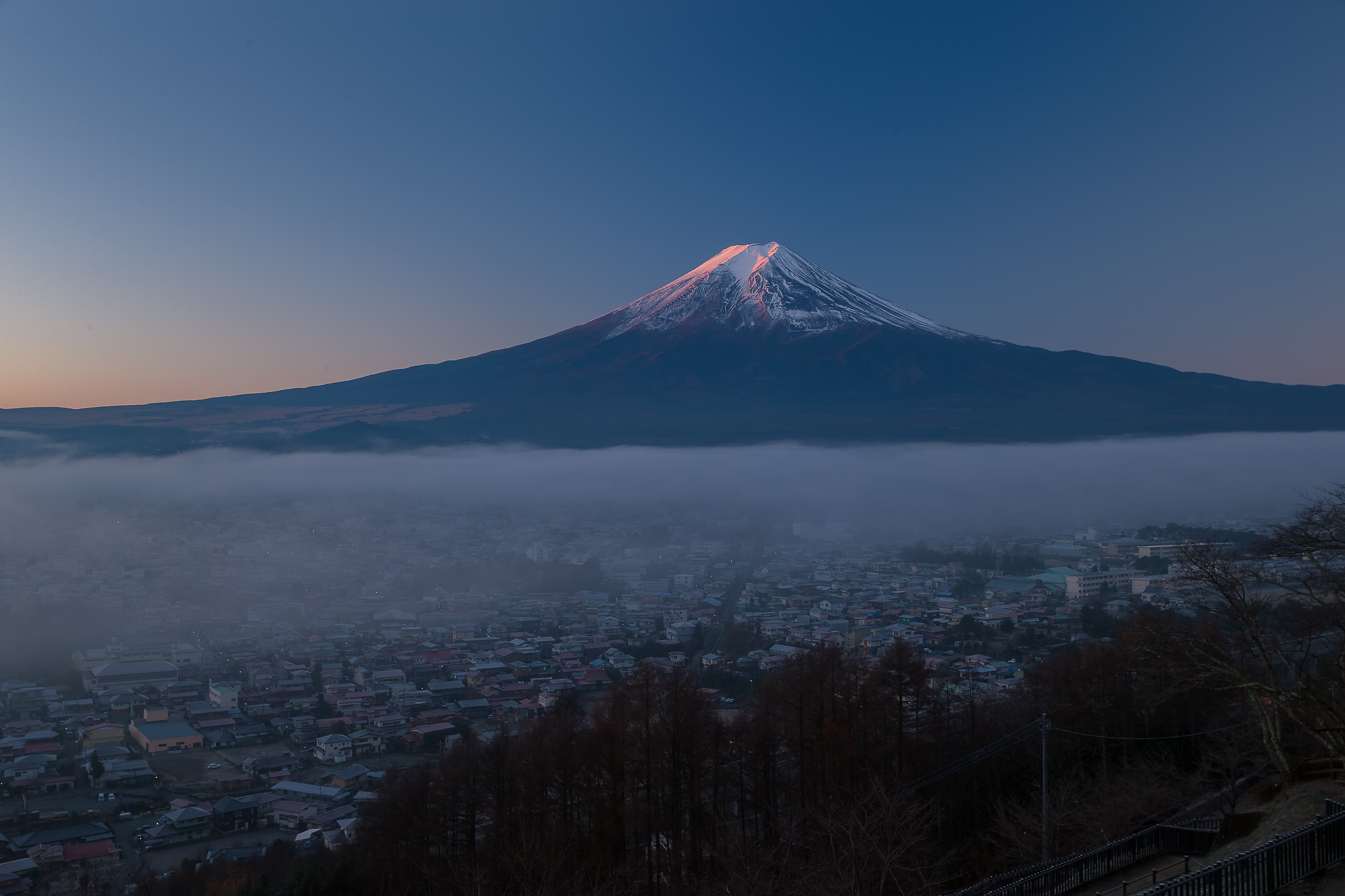 【富士山写真フリー素材】　富士吉田市新倉山浅間公園からの紅富士