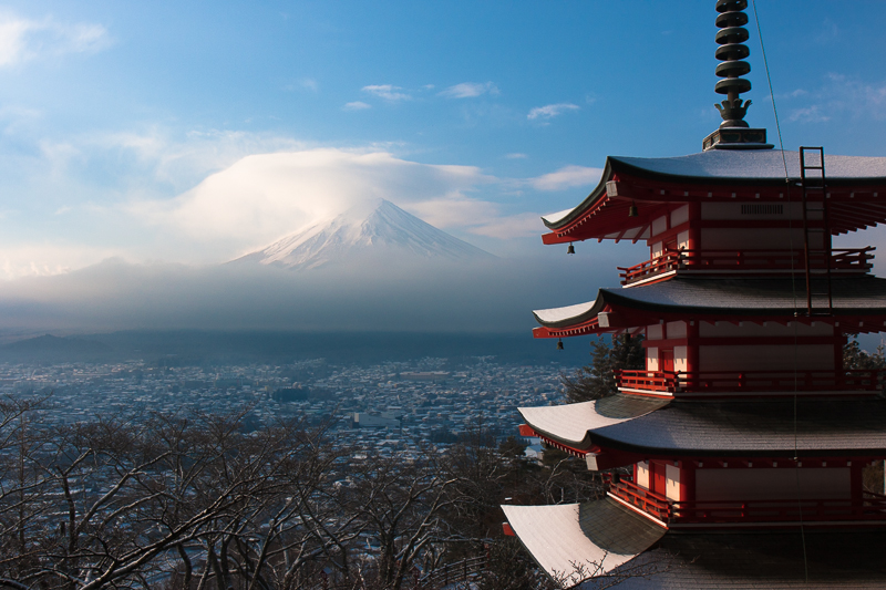 【富士山写真】 うっすら雪化粧した忠霊塔