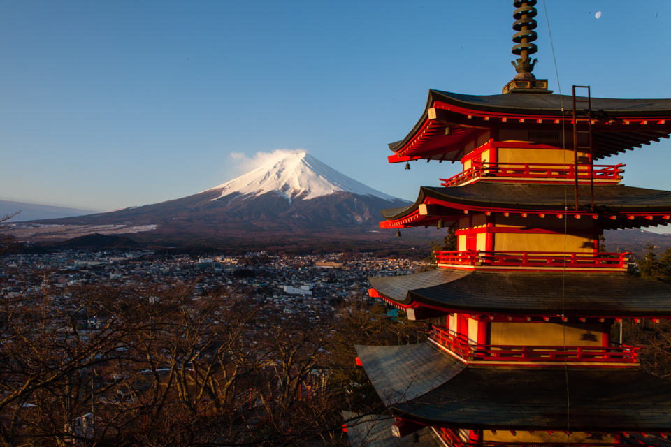 【富士山写真】 朝日に照らされる忠霊塔