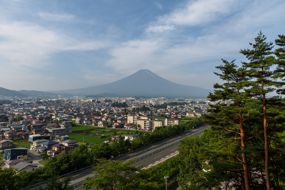 【富士山写真】 富士吉田市孝徳公園と新倉山浅間公園（忠霊塔）