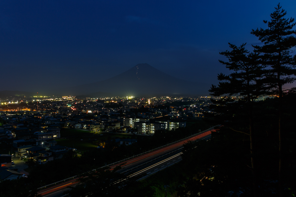 【富士山写真】 夕暮れの富士吉田市孝徳公園から