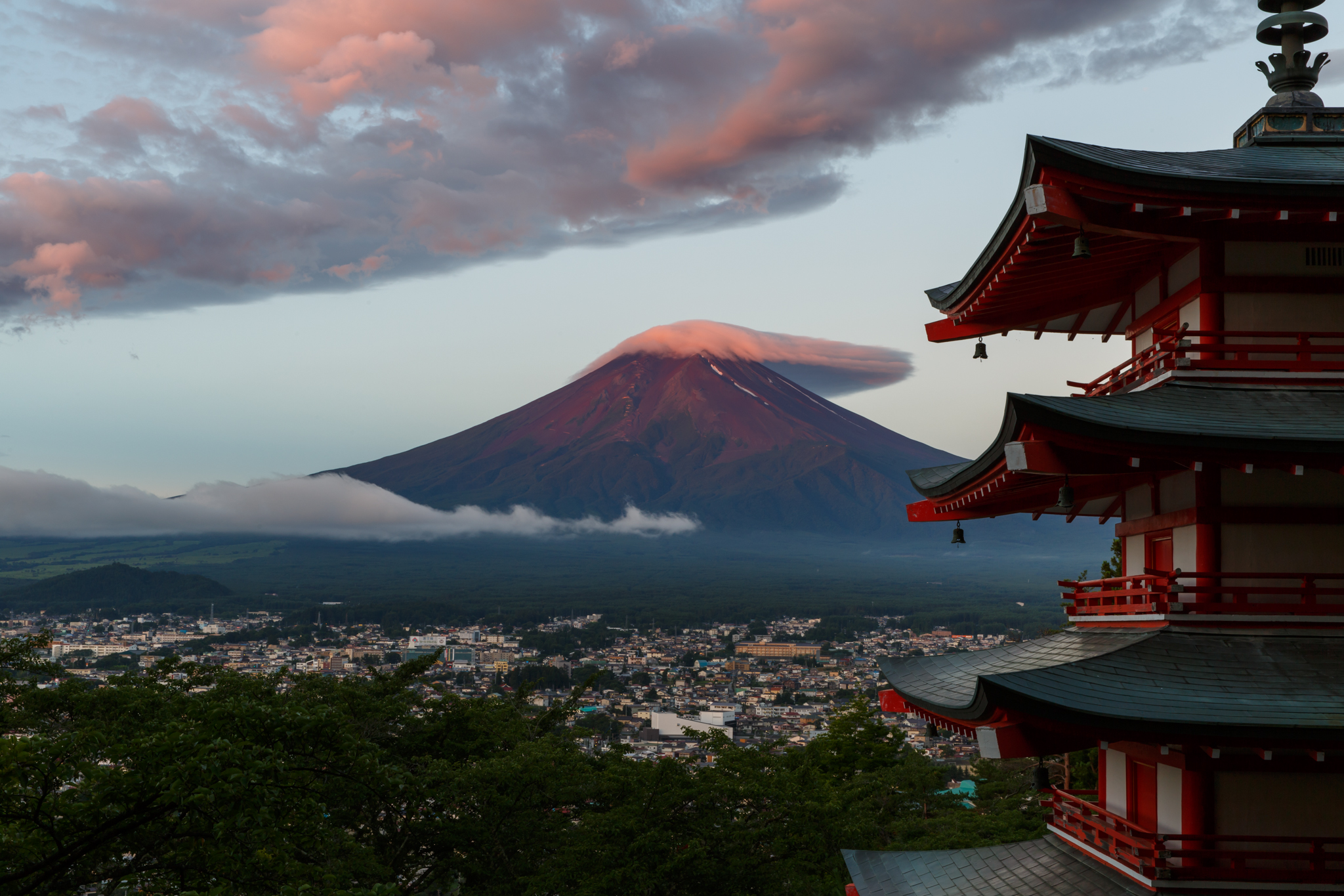 【富士山写真】 夜明けの新倉山浅間公園からの傘雲と富士山