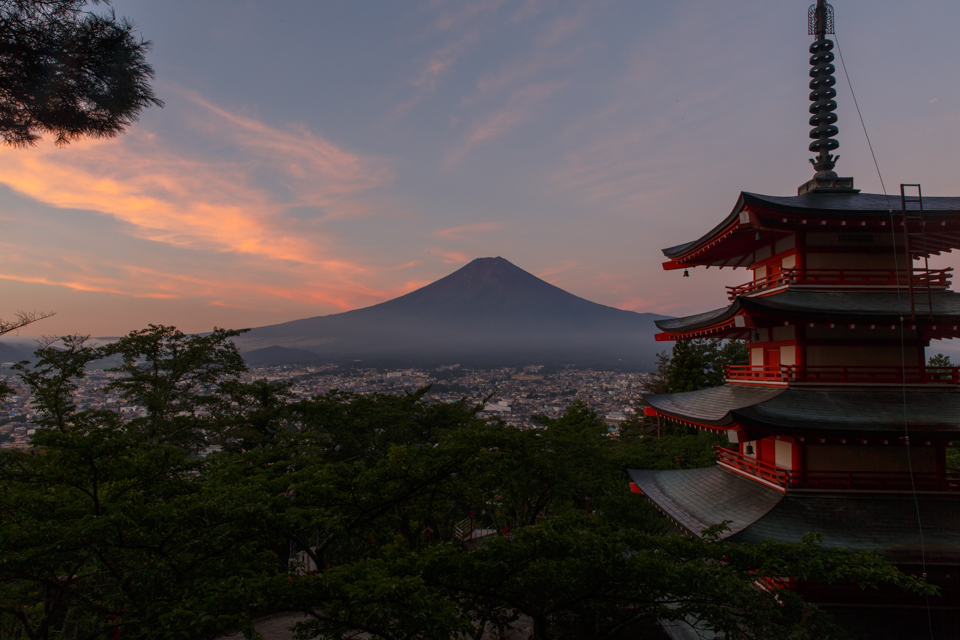 【富士山写真】 夜明けの新倉山浅間公園からの富士山