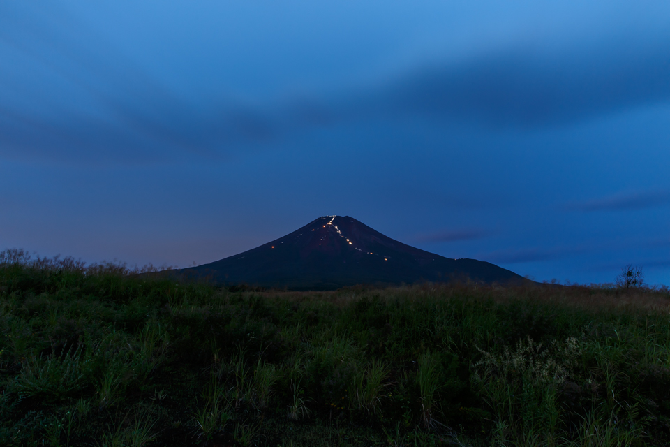 【富士山写真】 夜明けの北富士演習場からの富士山
