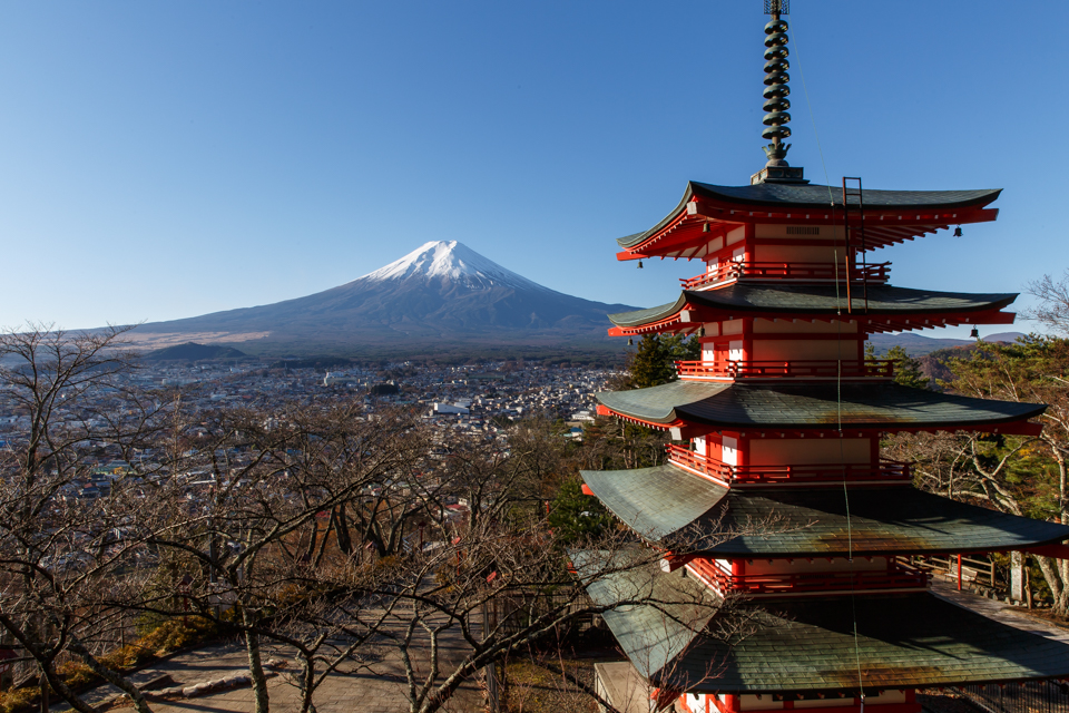 【富士山写真】 快晴のもと新倉山浅間公園からの富士山