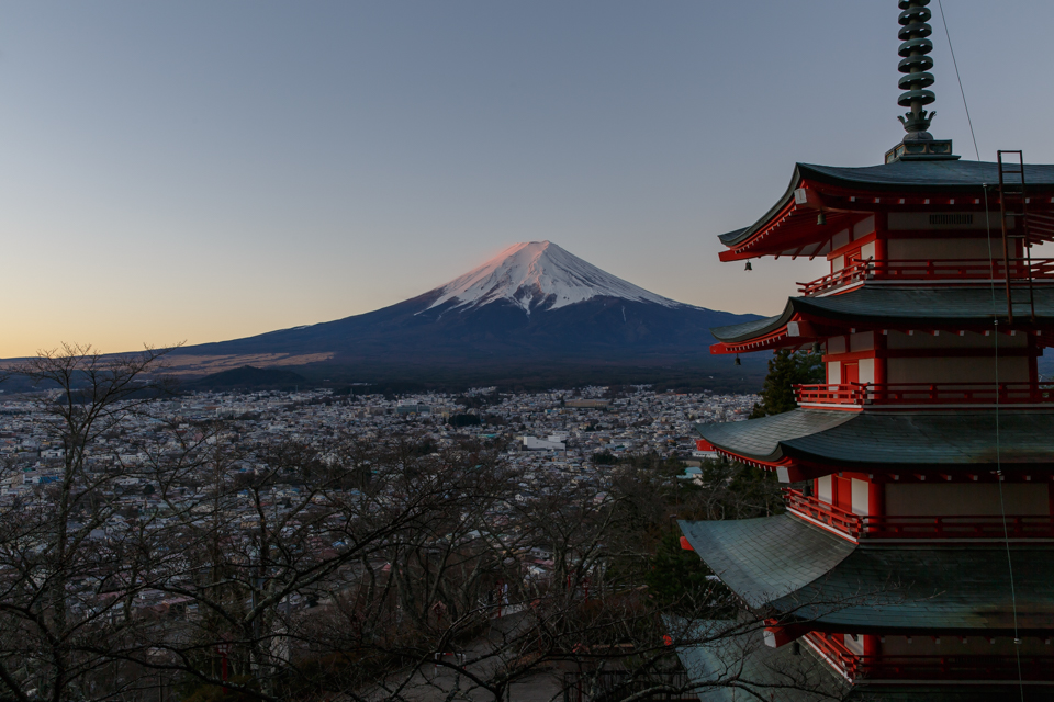 忠霊塔と富士山
