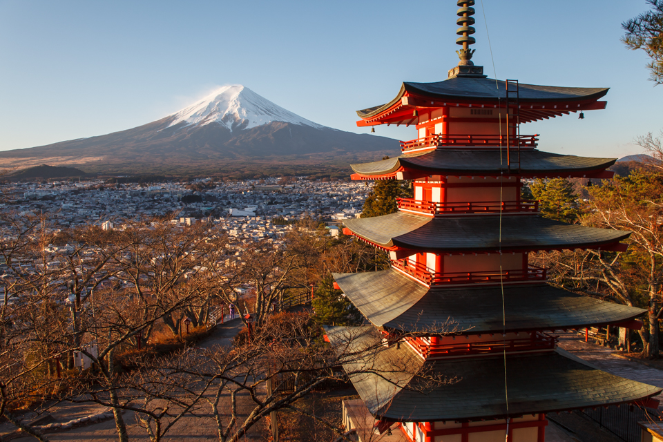 忠霊塔と富士山