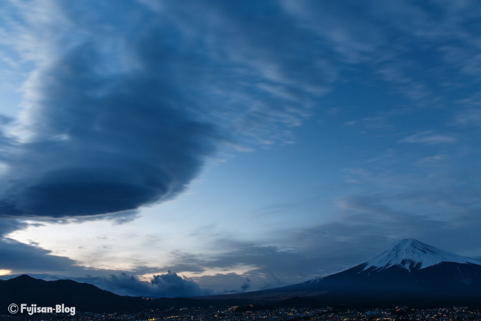 【富士山写真】 新倉山浅間公園からの吊るし雲と傘雲