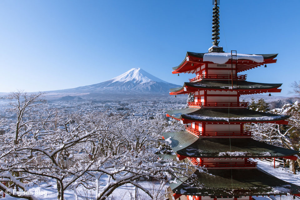 【富士山写真】 今シーズン初積雪の新倉山浅間公園（忠霊塔）からの富士山