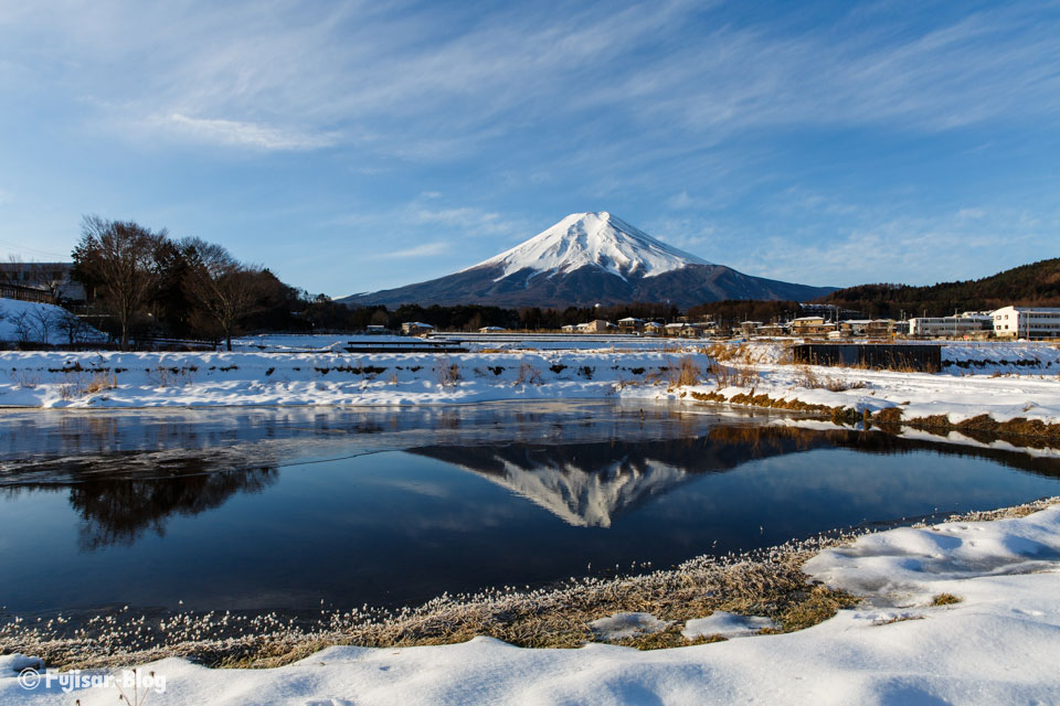 【富士山写真】 積雪の残る富士吉田市農村公園からの富士山