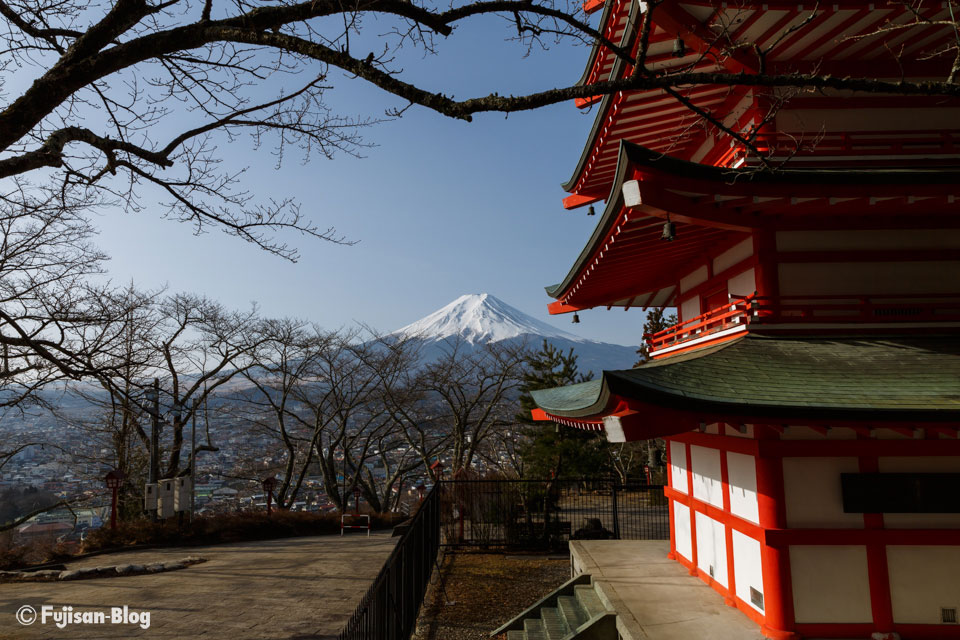 【富士山写真】 少し霞んだ空の新倉山浅間公園からの富士山