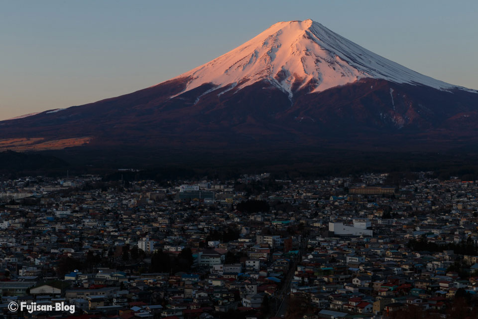 【富士山写真】 新倉山浅間公園（忠霊塔）からの紅富士