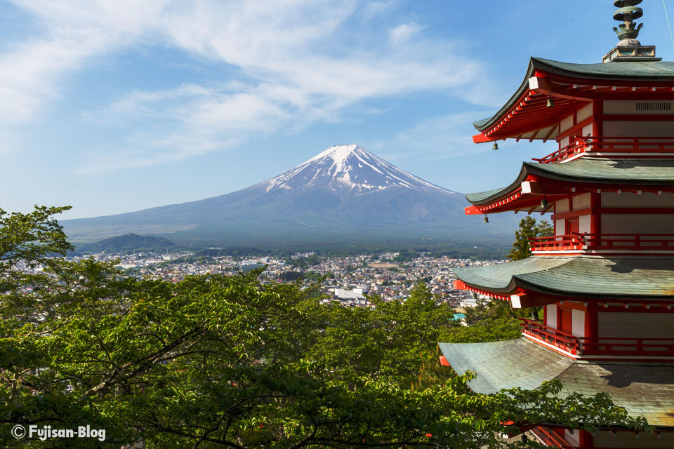 【富士山写真】 新緑が進む新倉山浅間公園（忠霊塔）からの富士山