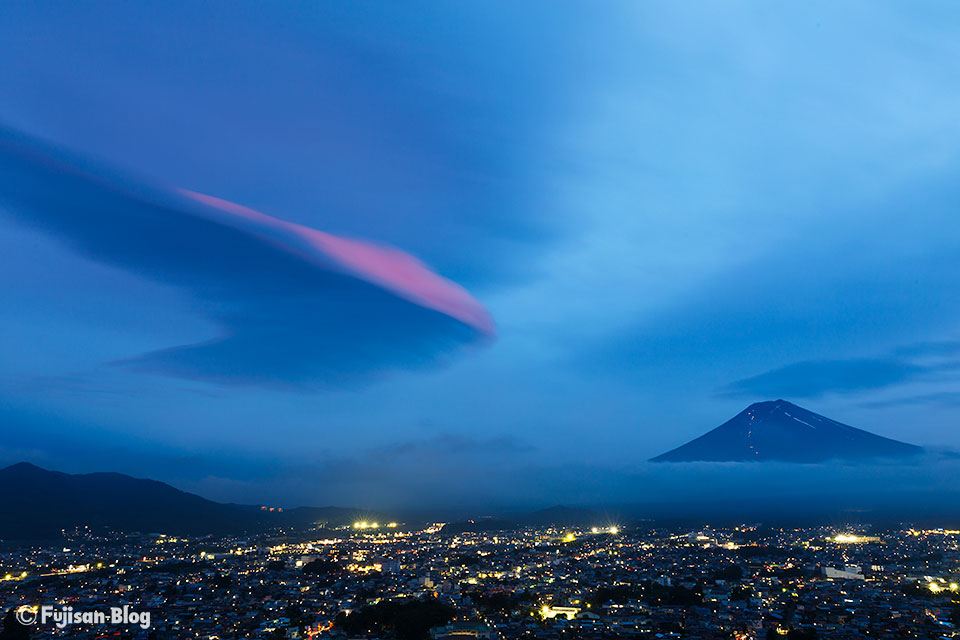 【富士山写真】 新倉山浅間公園（忠霊塔）からの吊るし雲と富士山