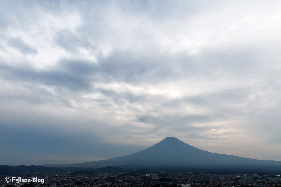 【富士山写真】 天気が下り坂の新倉山浅間公園（忠霊塔）からの富士山