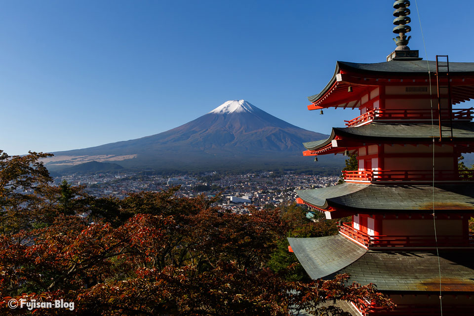【富士山写真】 新倉山浅間公園（忠霊塔）からの冠雪した富士山