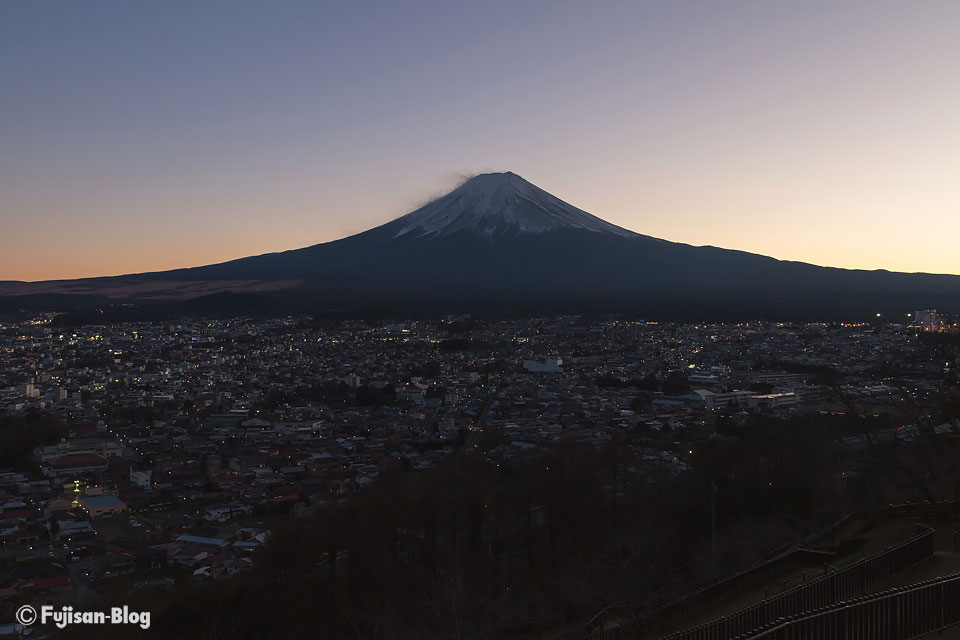 【富士山写真】夕暮れの新倉山浅間公園（忠霊塔）からの富士山