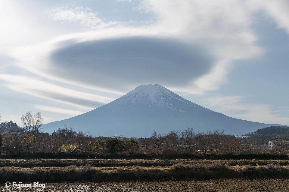 【富士山写真】大きな離れ雲と富士山