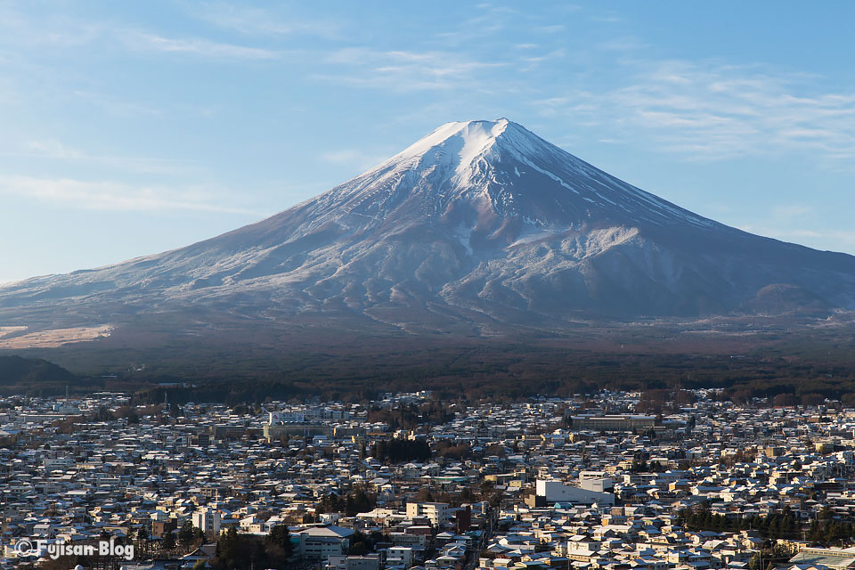 【富士山写真】少し雪が降ったあとの新倉山浅間公園（忠霊塔）からの富士山