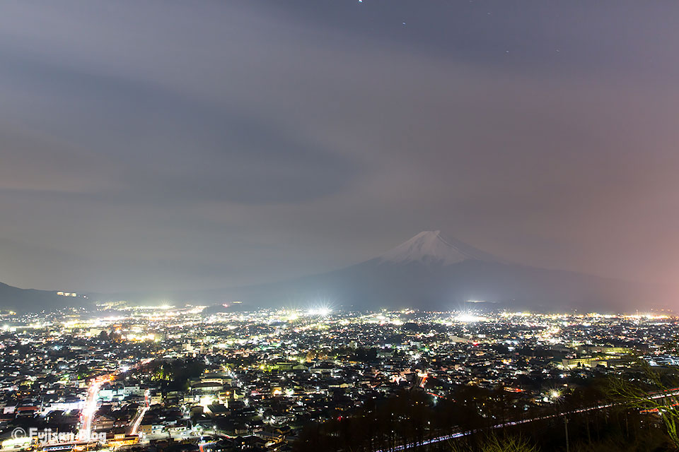 【富士山写真】満月の光に照らされる富士山