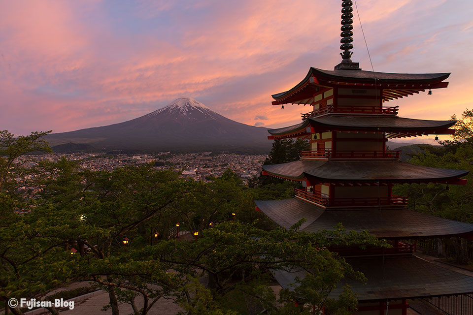 【富士山写真】新倉山浅間公園（忠霊塔）からの夕焼けと富士山