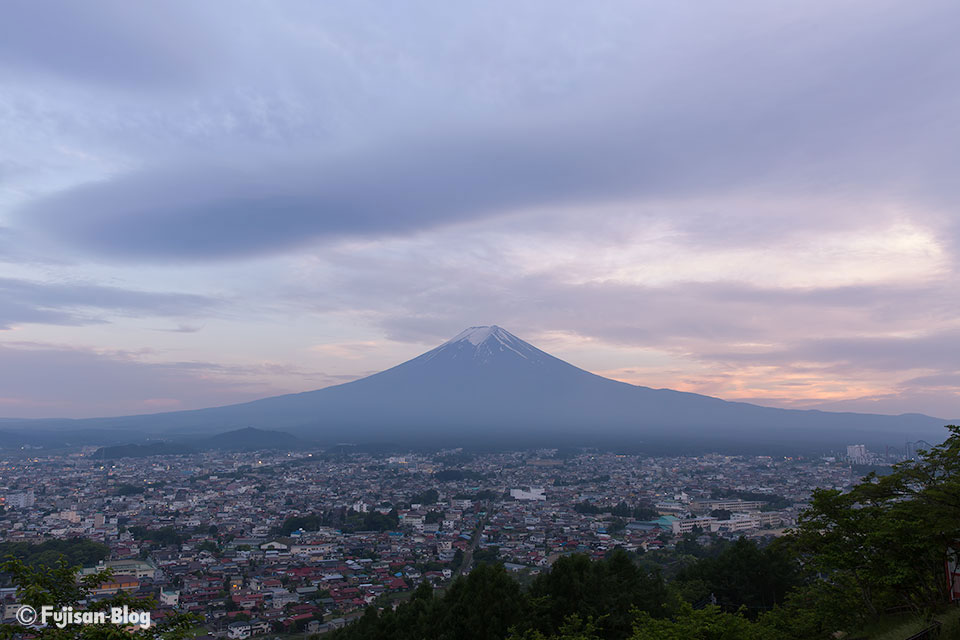 【富士山写真】夕暮れの新倉山浅間公園（忠霊塔）からの富士山