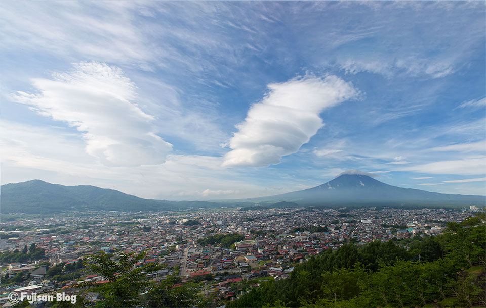 【富士山写真】新倉山浅間公園（忠霊塔）からの吊るし雲と富士山