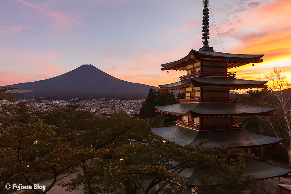 【富士山写真】夕焼けの新倉山浅間公園（忠霊塔）からの富士山