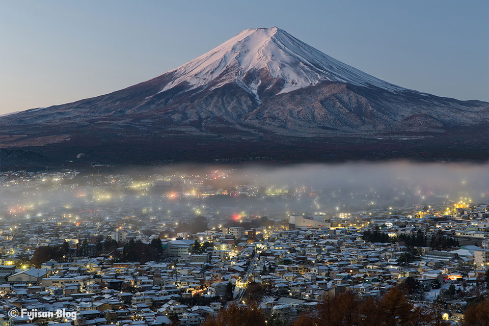 【富士山写真】晩秋の雪の後の新倉山浅間公園（忠霊塔）からの富士山