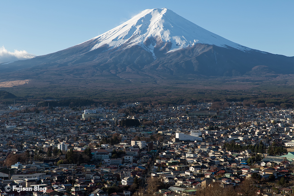 【富士山写真】新倉山浅間公園（忠霊塔）から冠雪の増えた富士山