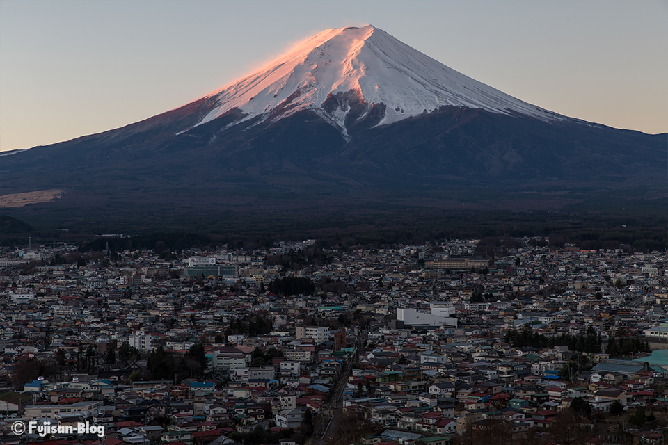 【富士山写真】新倉山浅間公園（忠霊塔）からの紅富士
