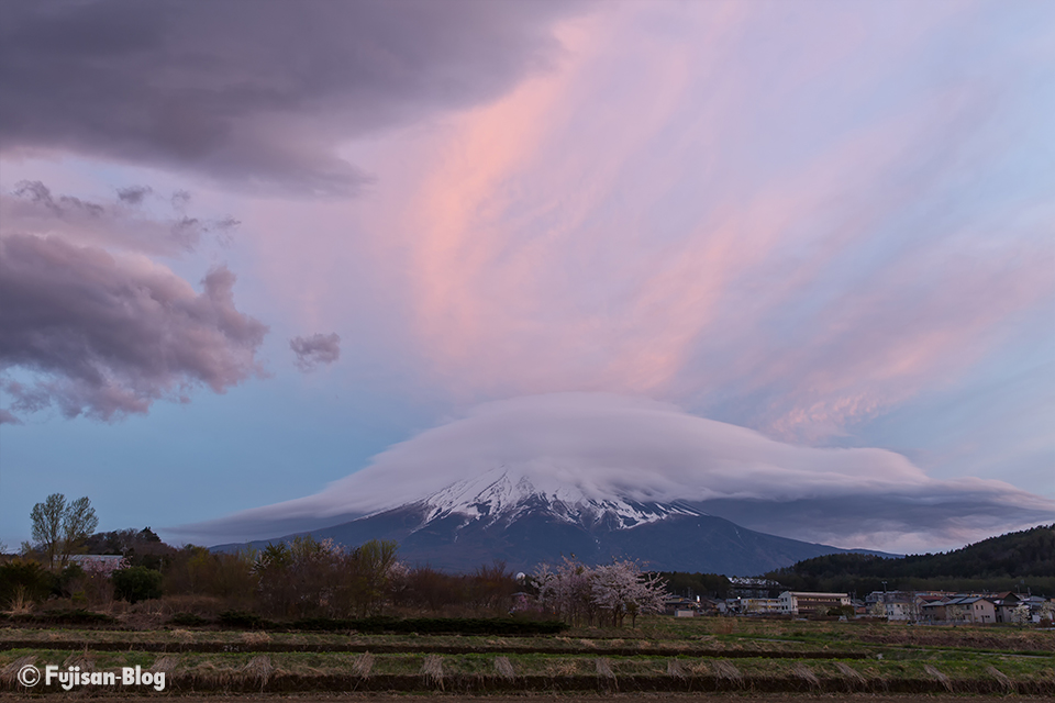 【富士山写真】夕暮れのでかい笠雲と富士山