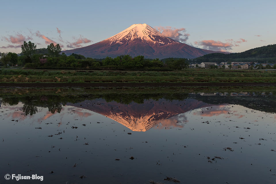 【富士山写真】赤く染まる富士山と逆さ富士