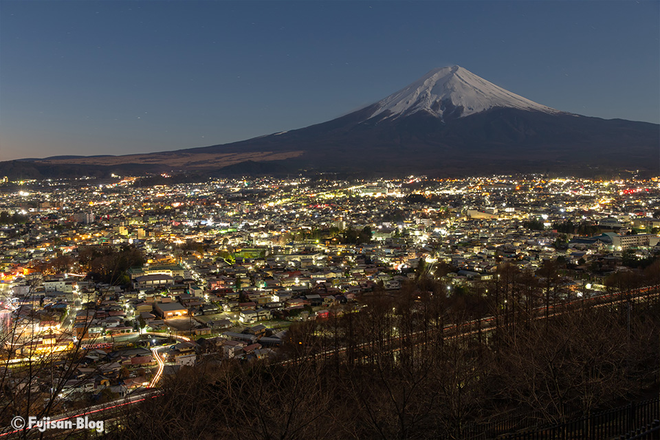【富士山写真】月明りと日の出に照らされる富士山