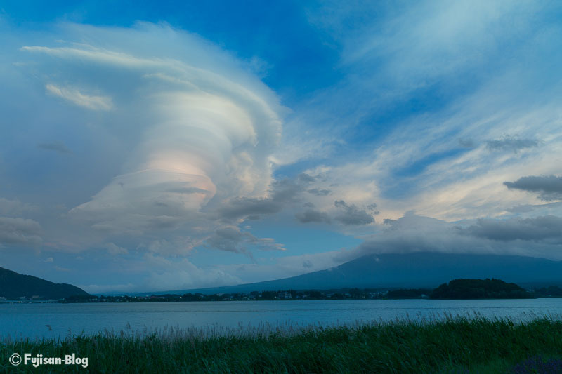 【富士山写真】 夕暮れ前に吊るし雲