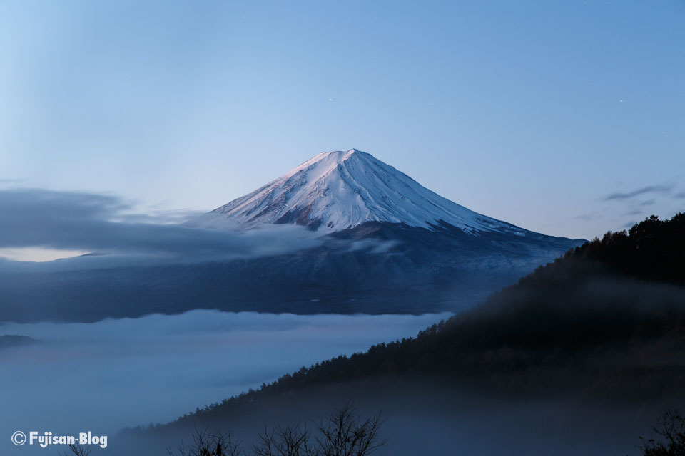 【富士山写真】 冠雪が多くなった朝の富士山