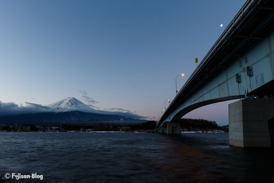 【富士山写真】 風が強い朝の河口湖からの富士山