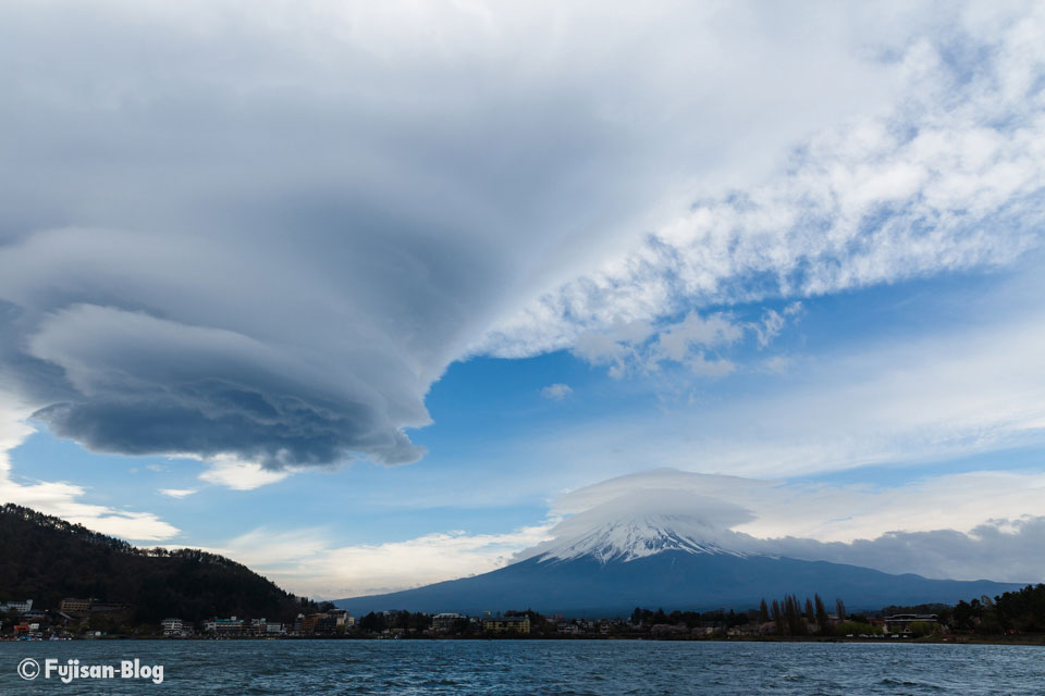 【富士山写真】 吊るし雲と傘雲と富士山