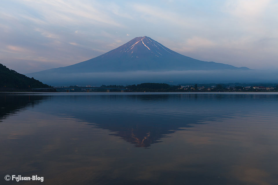 【富士山写真】 色づきがなかった河口湖からの富士山