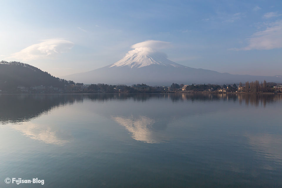 【富士山写真】産屋ヶ崎前からの笠雲（若干）と富士山