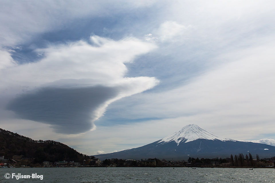 【富士山写真】河口湖からの吊るし雲と富士山