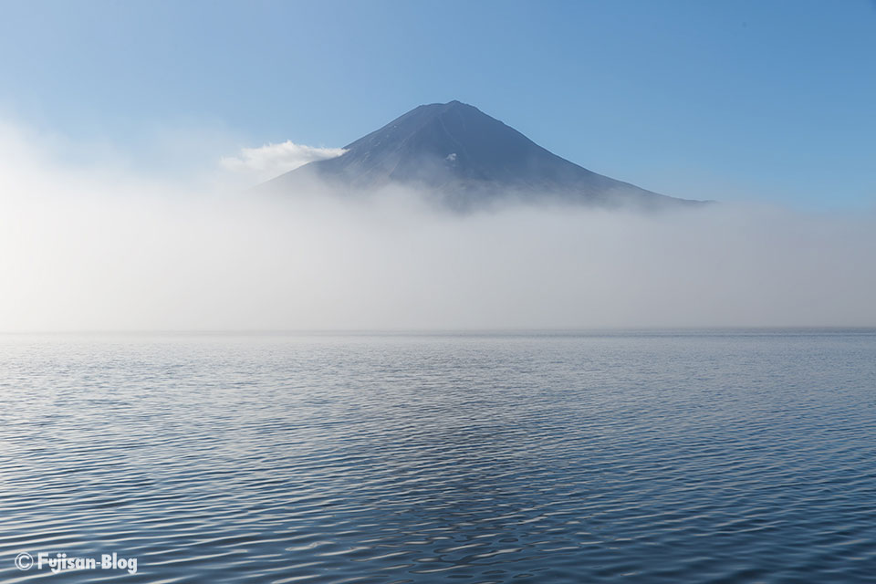 【富士山写真】河口湖からガスに包まれた富士山（10/18）