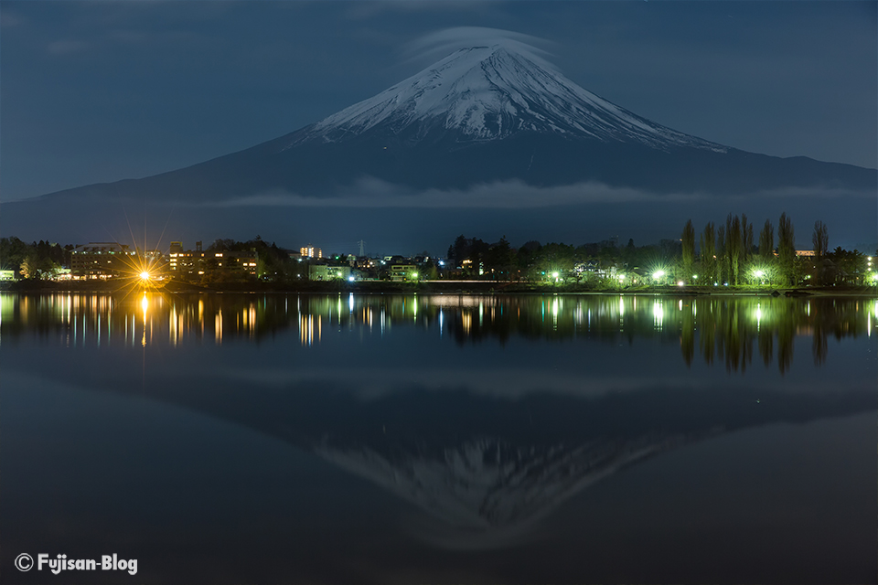 【富士山写真】月明りに照らされる富士山と笠雲