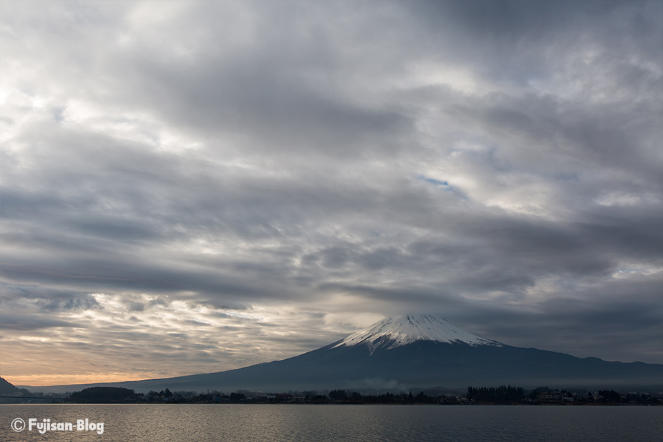 【富士山写真】河口湖から富士山の山頂から伸びる雲