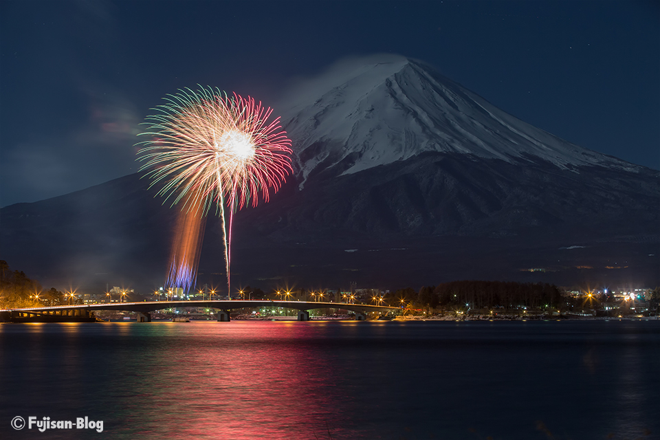 【富士山写真】満月に照らされる富士山と冬花火